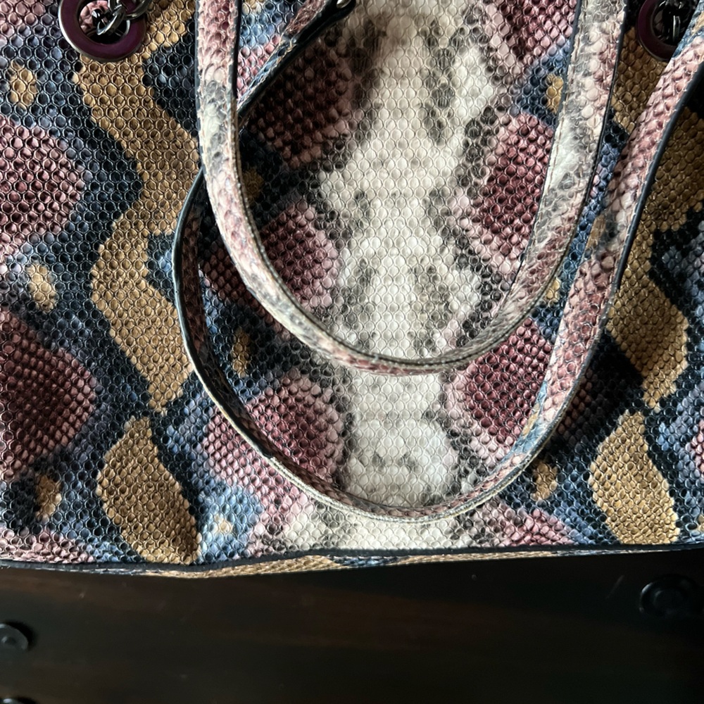 Chic Snakeskin Patterned Shoulder Bag - image 6